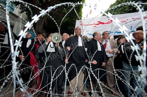 25 janvier : 3ème jour de manifestation de la Caravane de la Libération devant le Premier Ministère. les avocats de Kasserine (sud ouets de la Tunisie) lancent une manifestation au Tribunal de Justice puis cassent le barrage de l'armée pour rejoindre les manifestants de leur région présents depuis trois jours devant le Premier Ministère.