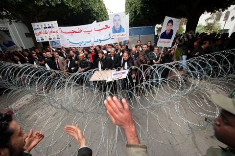 25 janvier : 3ème jour de manifestation de la Caravane de la Libération devant le Premier Ministère. les avocats de Kasserine (sud ouets de la Tunisie) lancent une manifestation au Tribunal de Justice puis cassent le barrage de l'armée pour rejoindre les manifestants de leur région présents depuis trois jours devant le Premier Ministère.