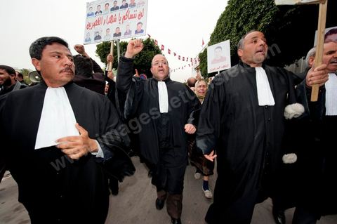25 janvier : 3ème jour de manifestation de la Caravane de la Libération devant le Premier Ministère. les avocats de Kasserine (sud ouets de la Tunisie) lancent une manifestation au Tribunal de Justice puis cassent le barrage de l'armée pour rejoindre les manifestants de leur région présents depuis trois jours devant le Premier Ministère.