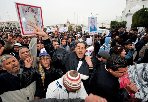 25 janvier : 3ème jour de manifestation de la Caravane de la Libération devant le Premier Ministère. les avocats de Kasserine (sud ouets de la Tunisie) lancent une manifestation au Tribunal de Justice puis cassent le barrage de l'armée pour rejoindre les manifestants de leur région présents depuis trois jours devant le Premier Ministère.