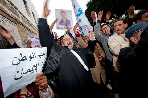 25 janvier : 3ème jour de manifestation de la Caravane de la Libération devant le Premier Ministère. les avocats de Kasserine (sud ouets de la Tunisie) lancent une manifestation au Tribunal de Justice puis cassent le barrage de l'armée pour rejoindre les manifestants de leur région présents depuis trois jours devant le Premier Ministère.