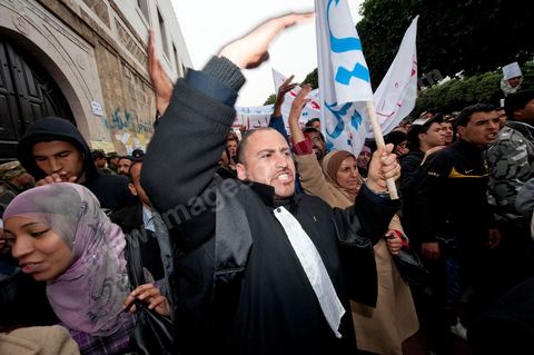 25 janvier : 3ème jour de manifestation de la Caravane de la Libération devant le Premier Ministère. les avocats de Kasserine (sud ouets de la Tunisie) lancent une manifestation au Tribunal de Justice puis cassent le barrage de l'armée pour rejoindre les manifestants de leur région présents depuis trois jours devant le Premier Ministère.