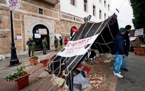 25 janvier : les tentes bédouines devant le Premier ministère. 3ème jour de manifestation de la Caravane de la Libération devant le Premier Ministère. Les habitants du sud ouest tunisiens maintiennent jour et nuit leur sitin et certains entament même des grèves de la fin. Les tentes prennet place devant les portes du gouvernement et les revendications s'affichent sur les murs de la Place du gouvernement. Pour eux pas question de partir tant que le gouvernement de transition actuel ne fait pas le ménage des ministres trop Ben Alistes.