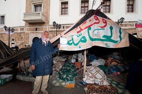 25 janvier : les tentes bédouines devant le Premier ministère. 3ème jour de manifestation de la Caravane de la Libération devant le Premier Ministère. Les habitants du sud ouest tunisiens maintiennent jour et nuit leur sitin et certains entament même des grèves de la fin. Les tentes prennet place devant les portes du gouvernement et les revendications s'affichent sur les murs de la Place du gouvernement. Pour eux pas question de partir tant que le gouvernement de transition actuel ne fait pas le ménage des ministres trop Ben Alistes.