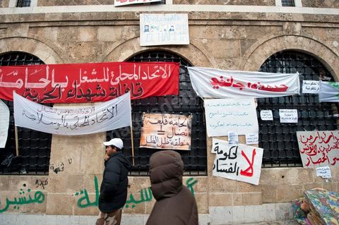 25 janvier : 3ème jour de manifestation de la Caravane de la Libération devant le Premier Ministère. Les habitants du sud ouest tunisiens maintiennent jour et nuit leur sitin et certains entament même des grèves de la fin. Les tentes prennet place devant les portes du gouvernement et les revendications s'affichent sur les murs de la Place du gouvernement. Pour eux pas question de partir tant que le gouvernement de transition actuel ne fait pas le ménage des ministres trop Ben Alistes.