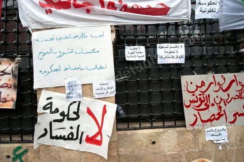 25 janvier : 3ème jour de manifestation de la Caravane de la Libération devant le Premier Ministère. Les habitants du sud ouest tunisiens maintiennent jour et nuit leur sitin et certains entament même des grèves de la fin. Les tentes prennet place devant les portes du gouvernement et les revendications s'affichent sur les murs de la Place du gouvernement. Pour eux pas question de partir tant que le gouvernement de transition actuel ne fait pas le ménage des ministres trop Ben Alistes.