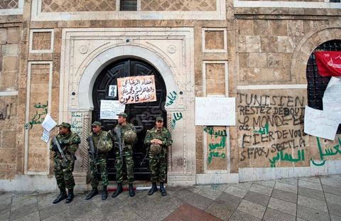 25 janvier : 3ème jour de manifestation de la Caravane de la Libération devant le Premier Ministère. Les habitants du sud ouest tunisiens maintiennent jour et nuit leur sitin et certains entament même des grèves de la fin. Les tentes prennet place devant les portes du gouvernement et les revendications s'affichent sur les murs de la Place du gouvernement. Pour eux pas question de partir tant que le gouvernement de transition actuel ne fait pas le ménage des ministres trop Ben Alistes.