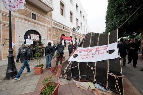 25 janvier : 3ème jour de manifestation de la Caravane de la Libération devant le Premier Ministère. Les habitants du sud ouest tunisiens maintiennent jour et nuit leur sitin et certains entament même des grèves de la fin. Les tentes prennet place devant les portes du gouvernement et les revendications s'affichent sur les murs de la Place du gouvernement. Pour eux pas question de partir tant que le gouvernement de transition actuel ne fait pas le ménage des ministres trop Ben Alistes.