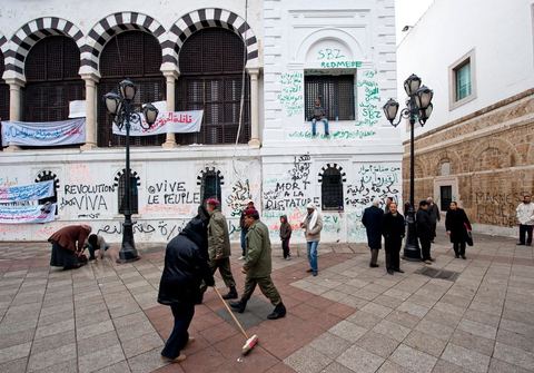 25 janvier : 3ème jour de manifestation de la Caravane de la Libération devant le Premier Ministère. Les habitants du sud ouest tunisiens maintiennent jour et nuit leur sitin et certains entament même des grèves de la fin. Les tentes prennet place devant les portes du gouvernement et les revendications s'affichent sur les murs de la Place du gouvernement. Pour eux pas question de partir tant que le gouvernement de transition actuel ne fait pas le ménage des ministres trop Ben Alistes.