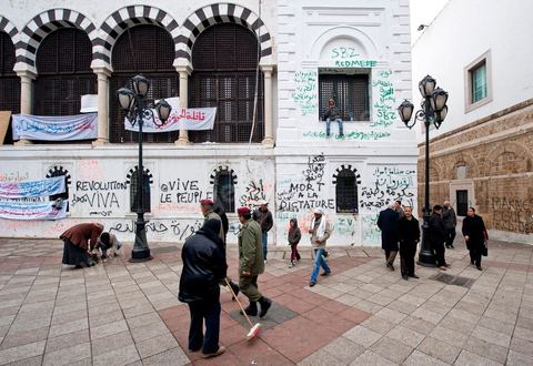 25 janvier : 3ème jour de manifestation de la Caravane de la Libération devant le Premier Ministère. Les habitants du sud ouest tunisiens maintiennent jour et nuit leur sitin et certains entament même des grèves de la fin. Les tentes prennet place devant les portes du gouvernement et les revendications s'affichent sur les murs de la Place du gouvernement. Pour eux pas question de partir tant que le gouvernement de transition actuel ne fait pas le ménage des ministres trop Ben Alistes.