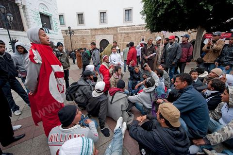 25 janvier : 3ème jour de manifestation de la Caravane de la Libération devant le Premier Ministère. Les habitants du sud ouest tunisiens maintiennent jour et nuit leur sitin et certains entament même des grèves de la fin. Les tentes prennet place devant les portes du gouvernement et les revendications s'affichent sur les murs de la Place du gouvernement. Pour eux pas question de partir tant que le gouvernement de transition actuel ne fait pas le ménage des ministres trop Ben Alistes.
