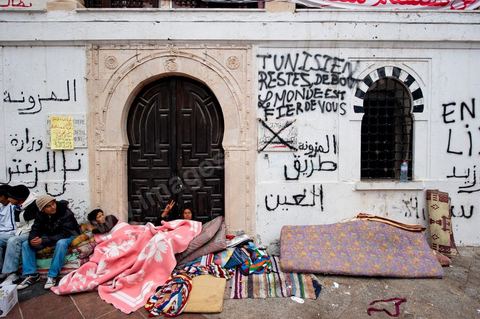 25 janvier : 3ème jour de manifestation de la Caravane de la Libération devant le Premier Ministère. Les habitants du sud ouest tunisiens maintiennent jour et nuit leur sitin et certains entament même des grèves de la fin. Les tentes prennet place devant les portes du gouvernement et les revendications s'affichent sur les murs de la Place du gouvernement. Pour eux pas question de partir tant que le gouvernement de transition actuel ne fait pas le ménage des ministres trop Ben Alistes.