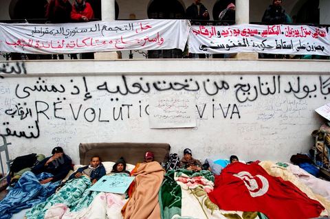 25 janvier : Grès de la Faim. 3ème jour de manifestation de la Caravane de la Libération devant le Premier Ministère. Les habitants du sud ouest tunisiens maintiennent jour et nuit leur sitin et certains entament même des grèves de la fin. Les tentes prennet place devant les portes du gouvernement et les revendications s'affichent sur les murs de la Place du gouvernement. Pour eux pas question de partir tant que le gouvernement de transition actuel ne fait pas le ménage des ministres trop Ben Alistes.