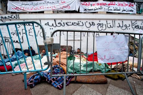 25 janvier : Grès de la Faim. 3ème jour de manifestation de la Caravane de la Libération devant le Premier Ministère. Les habitants du sud ouest tunisiens maintiennent jour et nuit leur sitin et certains entament même des grèves de la fin. Les tentes prennet place devant les portes du gouvernement et les revendications s'affichent sur les murs de la Place du gouvernement. Pour eux pas question de partir tant que le gouvernement de transition actuel ne fait pas le ménage des ministres trop Ben Alistes.