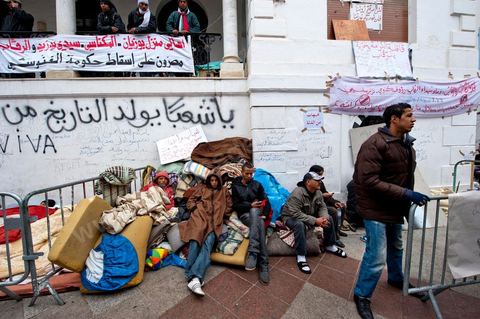 25 janvier : Grès de la Faim. 3ème jour de manifestation de la Caravane de la Libération devant le Premier Ministère. Les habitants du sud ouest tunisiens maintiennent jour et nuit leur sitin et certains entament même des grèves de la fin. Les tentes prennet place devant les portes du gouvernement et les revendications s'affichent sur les murs de la Place du gouvernement. Pour eux pas question de partir tant que le gouvernement de transition actuel ne fait pas le ménage des ministres trop Ben Alistes.
