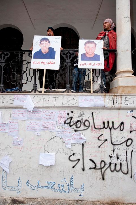 25 janvier : 3ème jour de manifestation de la Caravane de la Libération devant le Premier Ministère. Les habitants du sud ouest tunisiens maintiennent jour et nuit leur sitin et certains entament même des grèves de la fin. Les tentes prennet place devant les portes du gouvernement et les revendications s'affichent sur les murs de la Place du gouvernement. Pour eux pas question de partir tant que le gouvernement de transition actuel ne fait pas le ménage des ministres trop Ben Alistes.