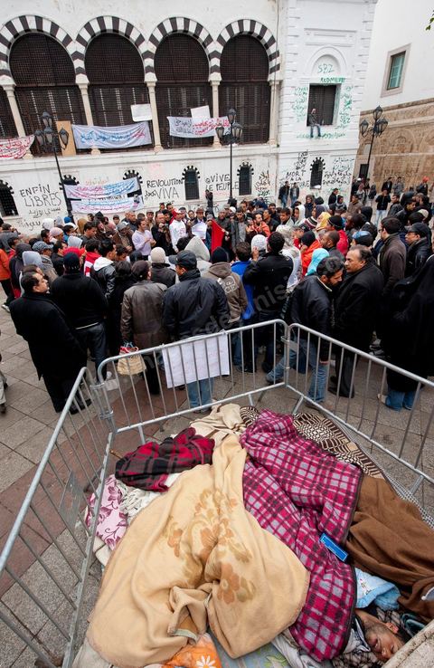 25 janvier : 3ème jour de manifestation de la Caravane de la Libération devant le Premier Ministère. Les habitants du sud ouest tunisiens maintiennent jour et nuit leur sitin et certains entament même des grèves de la fin. Les tentes prennet place devant les portes du gouvernement et les revendications s'affichent sur les murs de la Place du gouvernement. Pour eux pas question de partir tant que le gouvernement de transition actuel ne fait pas le ménage des ministres trop Ben Alistes.