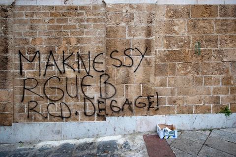 25 janvier : 3ème jour de manifestation de la Caravane de la Libération devant le Premier Ministère. Les habitants du sud ouest tunisiens maintiennent jour et nuit leur sitin et certains entament même des grèves de la fin. Les tentes prennet place devant les portes du gouvernement et les revendications s'affichent sur les murs de la Place du gouvernement. Pour eux pas question de partir tant que le gouvernement de transition actuel ne fait pas le ménage des ministres trop Ben Alistes.
