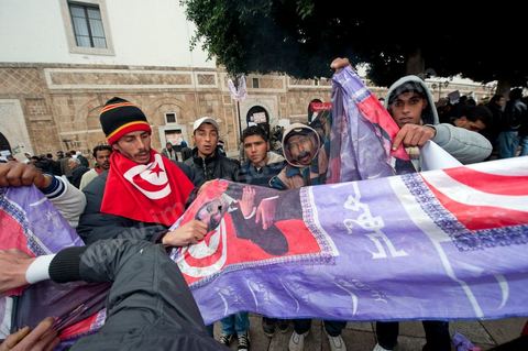25 janvier : brule portrait de Ben ALi. 3ème jour de manifestation de la Caravane de la Libération devant le Premier Ministère. Les habitants du sud ouest tunisiens maintiennent jour et nuit leur sitin et certains entament même des grèves de la fin. Les tentes prennet place devant les portes du gouvernement et les revendications s'affichent sur les murs de la Place du gouvernement. Pour eux pas question de partir tant que le gouvernement de transition actuel ne fait pas le ménage des ministres trop Ben Alistes.