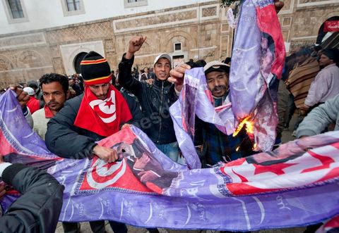25 janvier : brule portrait de Ben ALi. 3ème jour de manifestation de la Caravane de la Libération devant le Premier Ministère. Les habitants du sud ouest tunisiens maintiennent jour et nuit leur sitin et certains entament même des grèves de la fin. Les tentes prennet place devant les portes du gouvernement et les revendications s'affichent sur les murs de la Place du gouvernement. Pour eux pas question de partir tant que le gouvernement de transition actuel ne fait pas le ménage des ministres trop Ben Alistes.