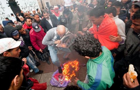 25 janvier : brule portrait de Ben ALi. 3ème jour de manifestation de la Caravane de la Libération devant le Premier Ministère. Les habitants du sud ouest tunisiens maintiennent jour et nuit leur sitin et certains entament même des grèves de la fin. Les tentes prennet place devant les portes du gouvernement et les revendications s'affichent sur les murs de la Place du gouvernement. Pour eux pas question de partir tant que le gouvernement de transition actuel ne fait pas le ménage des ministres trop Ben Alistes.