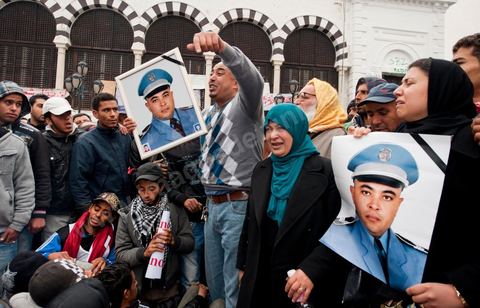25 janvier : Un policier munisipal de Ben Arous assassiné le 17 décembre 2010 ??? 3ème jour de manifestation de la Caravane de la Libération devant le Premier Ministère. Les habitants du sud ouest tunisiens maintiennent jour et nuit leur sitin et certains entament même des grèves de la fin. Les tentes prennet place devant les portes du gouvernement et les revendications s'affichent sur les murs de la Place du gouvernement. Pour eux pas question de partir tant que le gouvernement de transition actuel ne fait pas le ménage des ministres trop Ben Alistes.