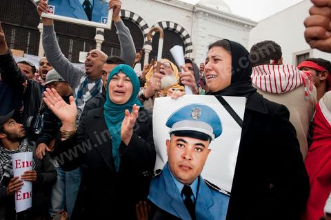 25 janvier : Un policier munisipal de Ben Arous assassiné le 17 décembre 2010 ??? 3ème jour de manifestation de la Caravane de la Libération devant le Premier Ministère. Les habitants du sud ouest tunisiens maintiennent jour et nuit leur sitin et certains entament même des grèves de la fin. Les tentes prennet place devant les portes du gouvernement et les revendications s'affichent sur les murs de la Place du gouvernement. Pour eux pas question de partir tant que le gouvernement de transition actuel ne fait pas le ménage des ministres trop Ben Alistes.