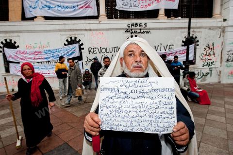 25 janvier : 3ème jour de manifestation de la Caravane de la Libération devant le Premier Ministère. Les habitants du sud ouest tunisiens maintiennent jour et nuit leur sitin et certains entament même des grèves de la fin. Les tentes prennet place devant les portes du gouvernement et les revendications s'affichent sur les murs de la Place du gouvernement. Pour eux pas question de partir tant que le gouvernement de transition actuel ne fait pas le ménage des ministres trop Ben Alistes.