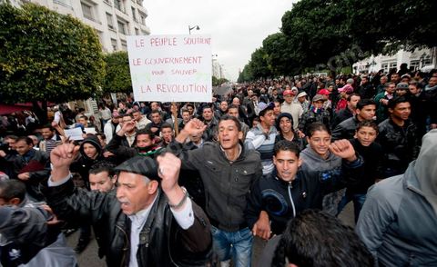 25 janvier : sur l'avenue Habib Bourguiba au centre de Tunis, confrontation de manifestanst opposants ceux qui demandent le soutien au gouvernement et le retour au travail et les jeunes qui veulent la démission des membres du RCD au gouvernement pour une révolution propre et clair. La confrontation fut tendue et agitée, les jeunes arrachant les pancartes des manifestants.