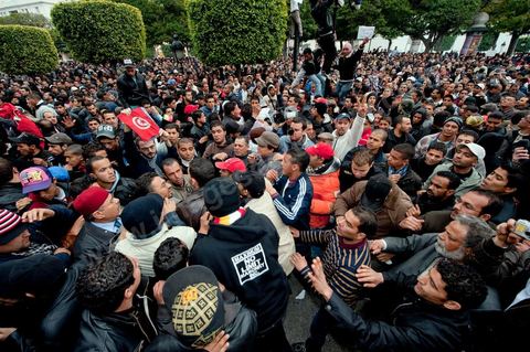 25 janvier : sur l'avenue Habib Bourguiba au centre de Tunis, confrontation de manifestanst opposants ceux qui demandent le soutien au gouvernement et le retour au travail et les jeunes qui veulent la démission des membres du RCD au gouvernement pour une révolution propre et clair. La confrontation fut tendue et agitée, les jeunes arrachant les pancartes des manifestants.