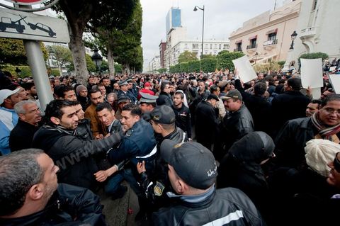 25 janvier : sur l'avenue Habib Bourguiba au centre de Tunis, confrontation de manifestanst opposants ceux qui demandent le soutien au gouvernement et le retour au travail et les jeunes qui veulent la démission des membres du RCD au gouvernement pour une révolution propre et clair. La confrontation fut tendue et agitée, les jeunes arrachant les pancartes des manifestants.