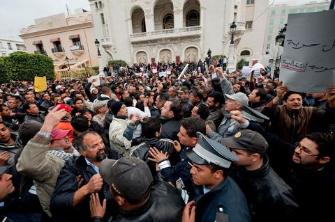 25 janvier : sur l'avenue Habib Bourguiba au centre de Tunis, confrontation de manifestanst opposants ceux qui demandent le soutien au gouvernement et le retour au travail et les jeunes qui veulent la démission des membres du RCD au gouvernement pour une révolution propre et clair. La confrontation fut tendue et agitée, les jeunes arrachant les pancartes des manifestants.