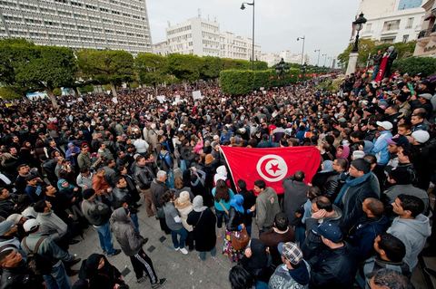 25 janvier : sur l'avenue Habib Bourguiba au centre de Tunis, confrontation de manifestanst opposants ceux qui demandent le soutien au gouvernement et le retour au travail et les jeunes qui veulent la démission des membres du RCD au gouvernement pour une révolution propre et clair. La confrontation fut tendue et agitée, les jeunes arrachant les pancartes des manifestants.