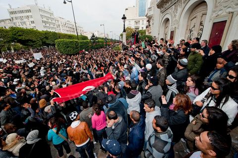 25 janvier : sur l'avenue Habib Bourguiba au centre de Tunis, confrontation de manifestanst opposants ceux qui demandent le soutien au gouvernement et le retour au travail et les jeunes qui veulent la démission des membres du RCD au gouvernement pour une révolution propre et clair. La confrontation fut tendue et agitée, les jeunes arrachant les pancartes des manifestants.