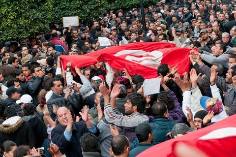 25 janvier : sur l'avenue Habib Bourguiba au centre de Tunis, confrontation de manifestanst opposants ceux qui demandent le soutien au gouvernement et le retour au travail et les jeunes qui veulent la démission des membres du RCD au gouvernement pour une révolution propre et clair. La confrontation fut tendue et agitée, les jeunes arrachant les pancartes des manifestants.