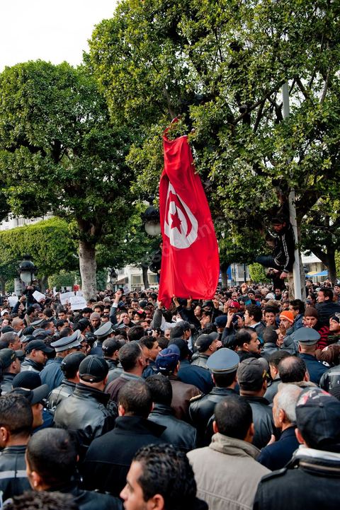 25 janvier : sur l'avenue Habib Bourguiba au centre de Tunis, confrontation de manifestanst opposants ceux qui demandent le soutien au gouvernement et le retour au travail et les jeunes qui veulent la démission des membres du RCD au gouvernement pour une révolution propre et clair. La confrontation fut tendue et agitée, les jeunes arrachant les pancartes des manifestants.