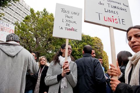 25 janvier : sur l'avenue Habib Bourguiba au centre de Tunis, confrontation de manifestanst opposants ceux qui demandent le soutien au gouvernement et le retour au travail et les jeunes qui veulent la démission des membres du RCD au gouvernement pour une révolution propre et clair. La confrontation fut tendue et agitée, les jeunes arrachant les pancartes des manifestants.