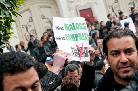 25 janvier : sur l'avenue Habib Bourguiba au centre de Tunis, confrontation de manifestanst opposants ceux qui demandent le soutien au gouvernement et le retour au travail et les jeunes qui veulent la démission des membres du RCD au gouvernement pour une révolution propre et clair. La confrontation fut tendue et agitée, les jeunes arrachant les pancartes des manifestants.