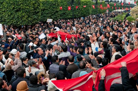 25 janvier : sur l'avenue Habib Bourguiba au centre de Tunis, confrontation de manifestanst opposants ceux qui demandent le soutien au gouvernement et le retour au travail et les jeunes qui veulent la démission des membres du RCD au gouvernement pour une révolution propre et clair. La confrontation fut tendue et agitée, les jeunes arrachant les pancartes des manifestants.