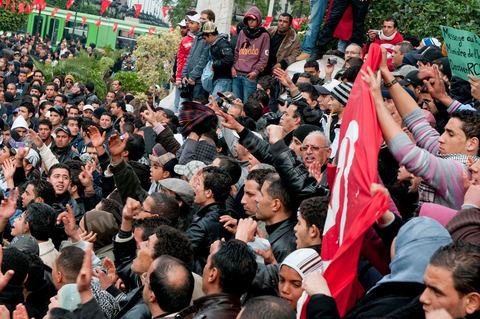 25 janvier : sur l'avenue Habib Bourguiba au centre de Tunis, confrontation de manifestanst opposants ceux qui demandent le soutien au gouvernement et le retour au travail et les jeunes qui veulent la démission des membres du RCD au gouvernement pour une révolution propre et clair. La confrontation fut tendue et agitée, les jeunes arrachant les pancartes des manifestants.