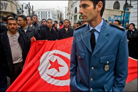 Manifestation de l'UGGT (Union Générale des Travailleurs Tunisiens) . des agents de la police municiaple défillent avec les syndicalistes