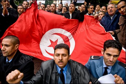 Manifestation de l'UGGT (Union Gnrale des Travailleurs Tunisiens) . des agents de la police municiaple dfillent avec les syndicalistes