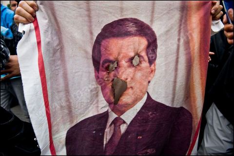 Manifestation de l'UGGT (Union Générale des Travailleurs Tunisiens) les syndicats devnat le siège de l'UGTT. Un portrait de Ben Ali, le président déchu avec les yeux et la bouches brulés.