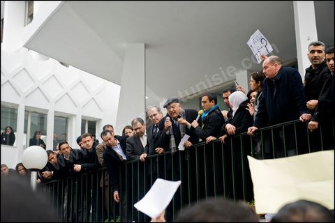 Le ministre de l'ducation et de la recherche scientifique Ahmed Brahim s'adresse de la foule des enseignants qui protestent contre le systme de nomination  l'Universit le 25 Janvier 2011.