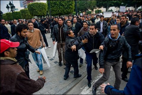 Au cours de l'aprs-midi une manifestation pro-Gouvernement est organise sur l'avenue Habib Bourguiba afin de protester contre la grve qui a paralyse le pays depuis des semaines, la situation est tendue et quelques violences ont lieu entre les anti-Gouvernement et des manifestants pro Gouvernement le 25 Janvier 2011
