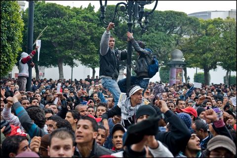 Au cours de l'aprs-midi une manifestation pro-Gouvernement est organise sur l'avenue Habib Bourguiba afin de protester contre la grve qui a paralyse le pays depuis des semaines, la situation est tendue et quelques violences ont lieu entre les anti-Gouvernement et des manifestants pro Gouvernement le 25 Janvier 2011