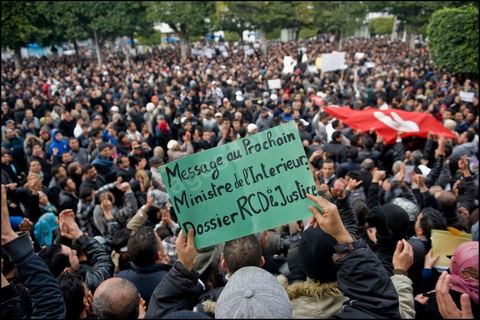 Au cours de l'après-midi une manifestation pro-Gouvernement est organisée sur l'avenue Habib Bourguiba afin de protester contre la grève qui a paralysée le pays depuis des semaines, la situation est tendue et quelques violences ont lieu entre les anti-Gouvernement et des manifestants pro Gouvernement le 25 Janvier 2011