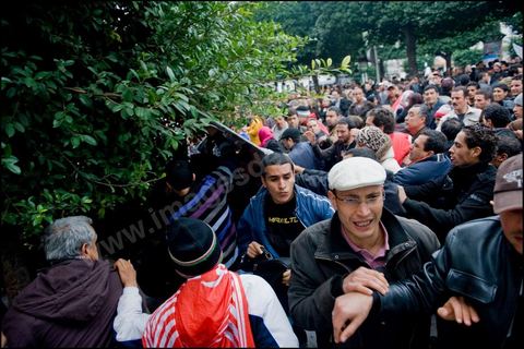 Au cours de l'aprs-midi une manifestation pro-Gouvernement est organise sur l'avenue Habib Bourguiba afin de protester contre la grve qui a paralyse le pays depuis des semaines, la situation est tendue et quelques violences ont lieu entre les anti-Gouvernement et des manifestants pro Gouvernement le 25 Janvier 2011