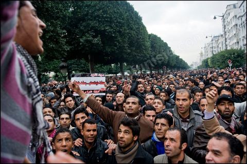 Au cours de l'aprs-midi une manifestation pro-Gouvernement est organise sur l'avenue Habib Bourguiba afin de protester contre la grve qui a paralyse le pays depuis des semaines, la situation est tendue et quelques violences ont lieu entre les anti-Gouvernement et des manifestants pro Gouvernement le 25 Janvier 2011