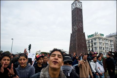 Au cours de l'aprs-midi une manifestation pro-Gouvernement est organise sur l'avenue Habib Bourguiba afin de protester contre la grve qui a paralyse le pays depuis des semaines, la situation est tendue et quelques violences ont lieu entre les anti-Gouvernement et des manifestants pro Gouvernement le 25 Janvier 2011